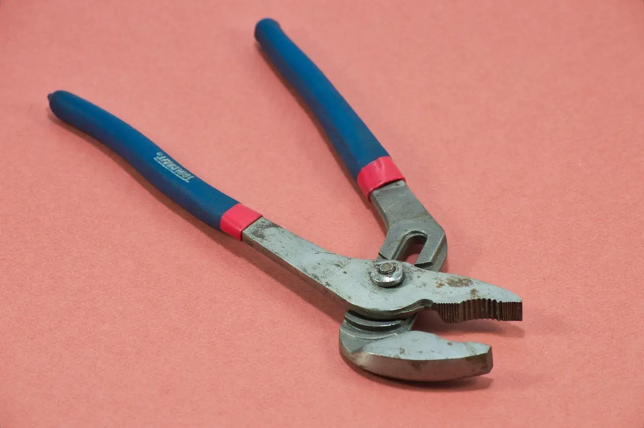 Justerbar tang med blå håndtag